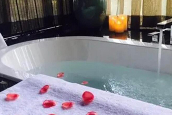 武汉硚口区水疗池中的失重冥想：当身体学会漂浮